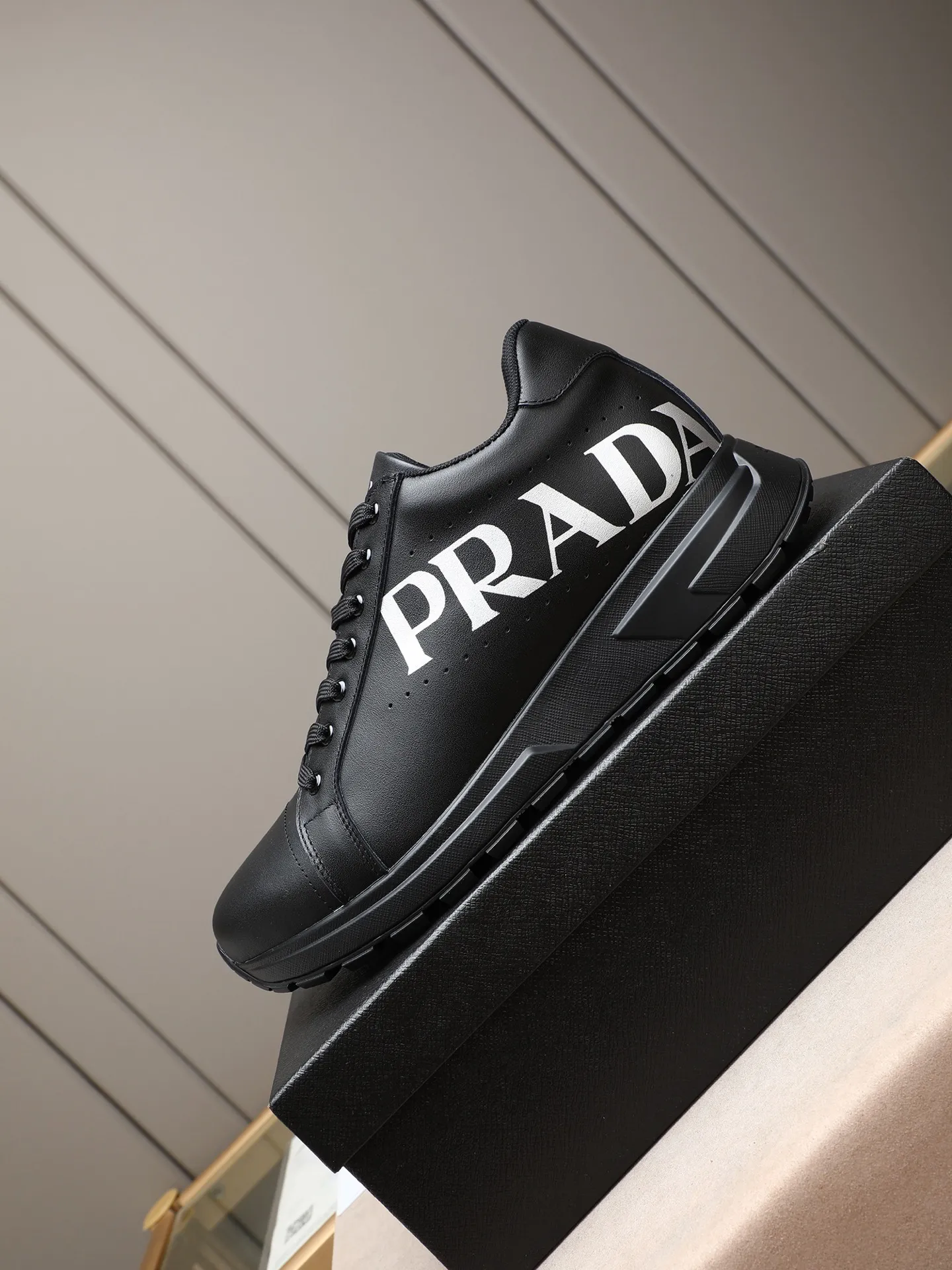 Men's shoes 💰460 PRADA's new model is on the market, the picture above is a must-sell! Fashionable casual men's shoes, trendy and versatile, relaxed and sporty style, imported cowhide leather uppers 3D printed and ultra-fine workmanship. Light and comfortable on the feet, available in 5 colors! 38-44(45 customized)